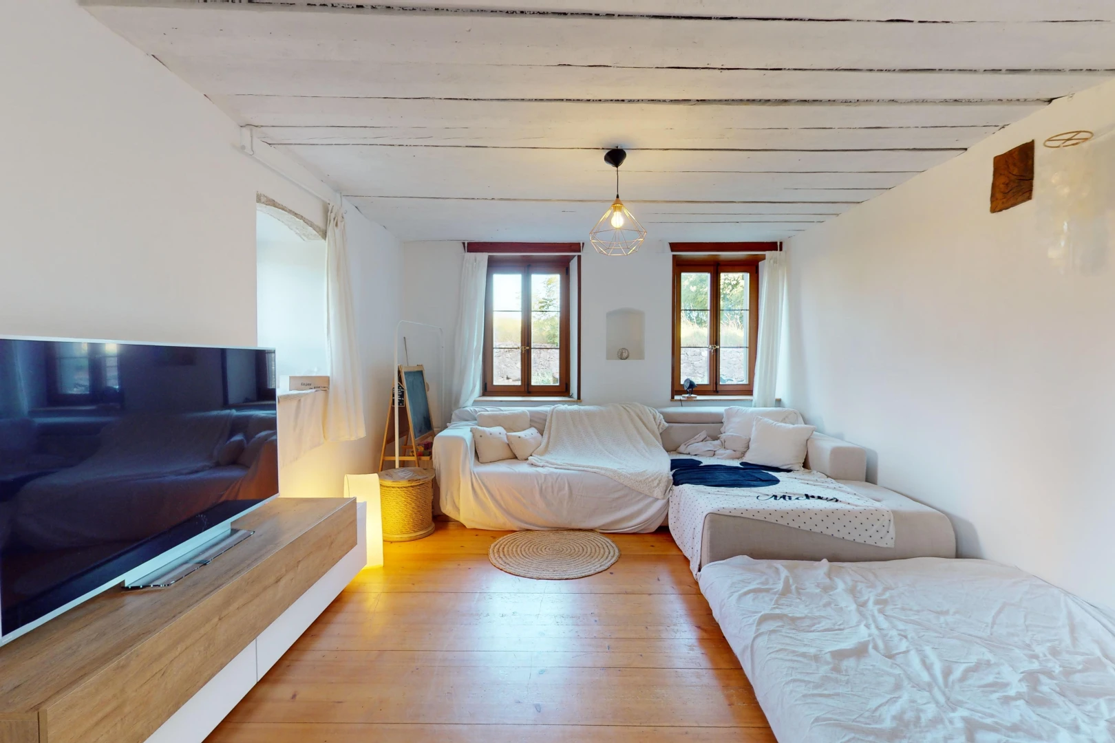 salon avec télévision, inside property, cloison sèche, drywall, et lumière naturelle