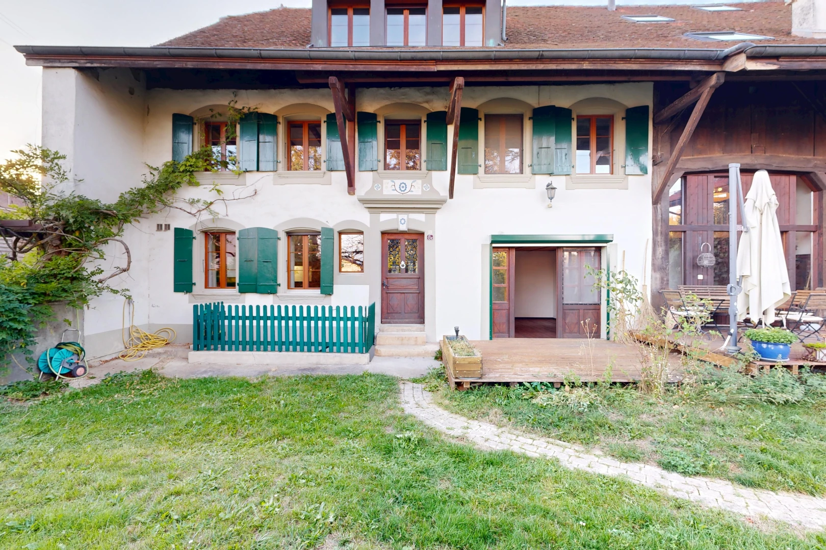 façade avec pelouse et property visible