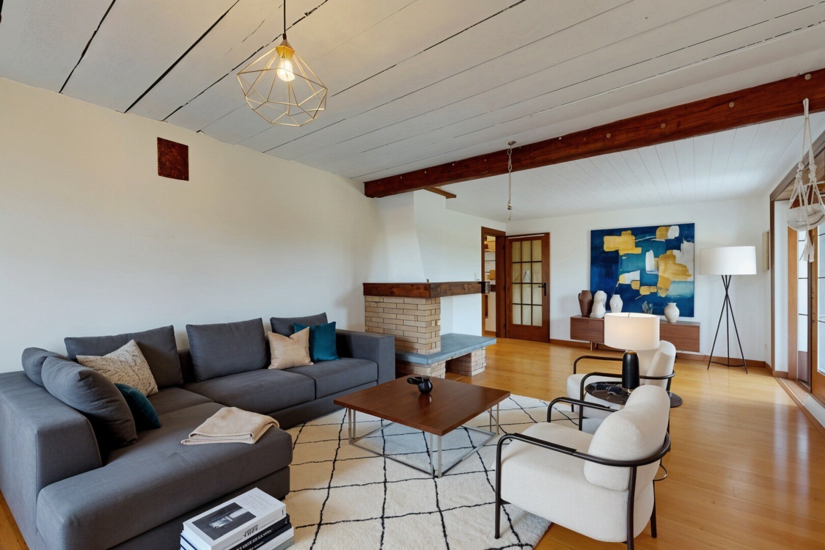 salon / salle à manger avec plafond à poutres, beamed ceiling, inside property, cloison sèche, et drywall