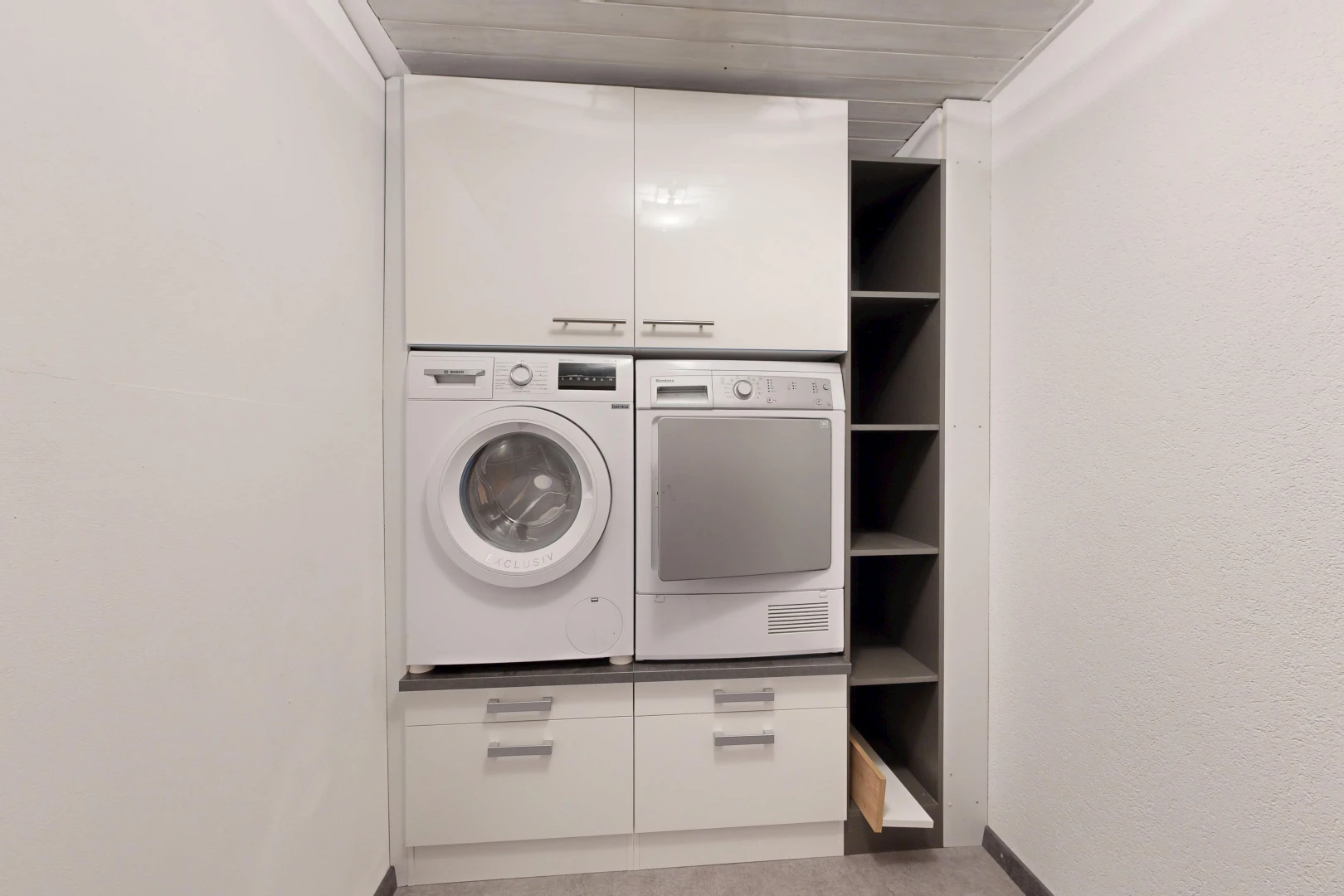 buanderie avec inside property et light floor