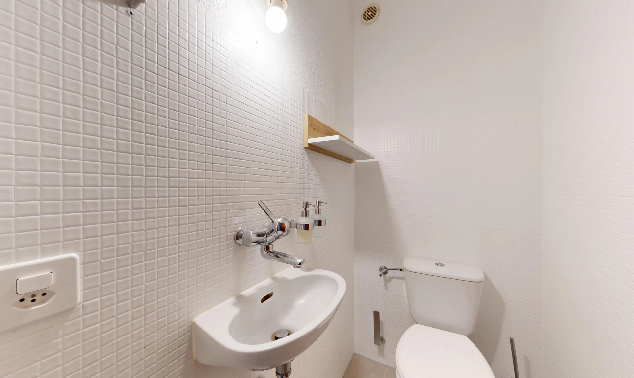 salle de bains avec évier, toilette, mur en carrelage, tile wall, et inside property