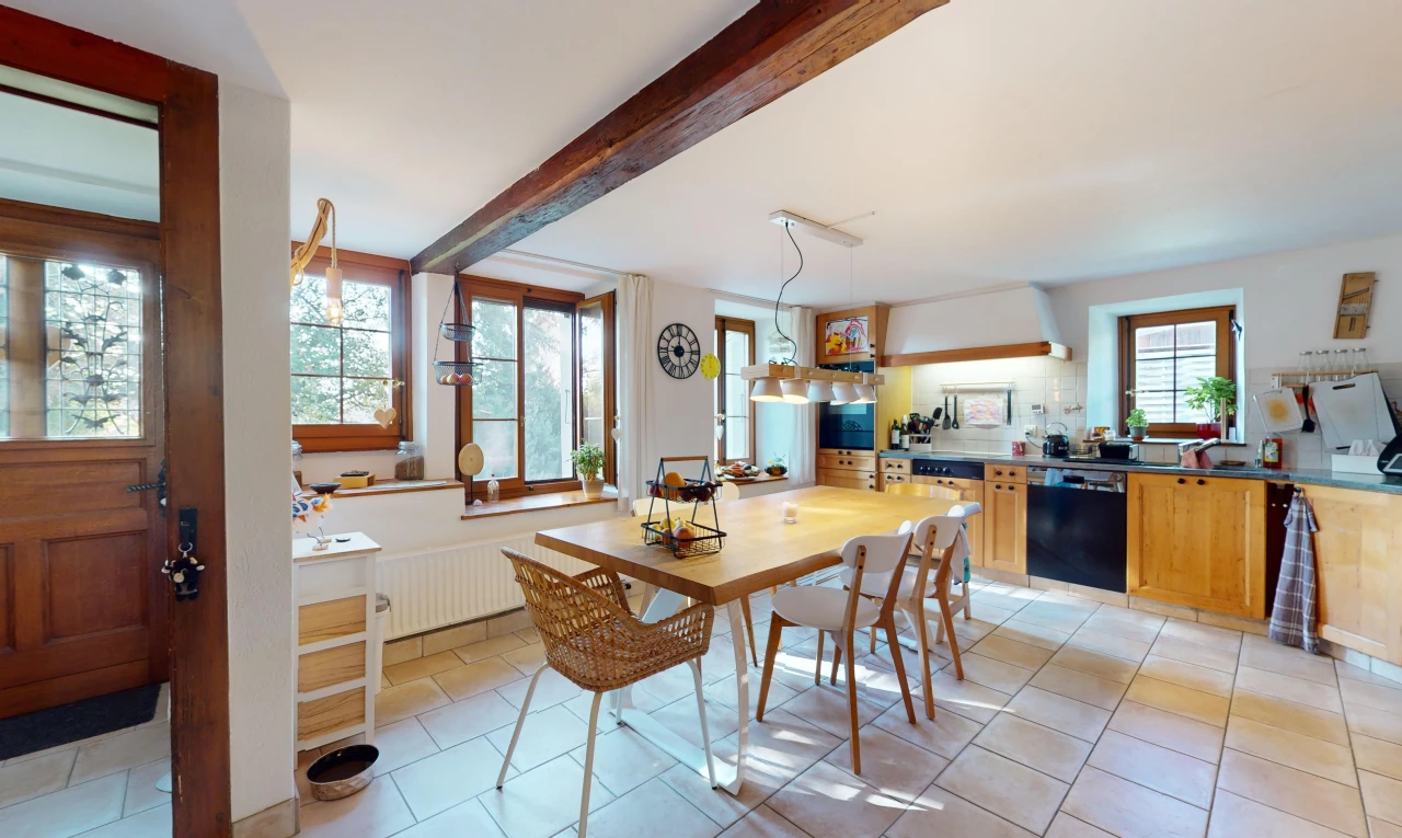 cuisine avec lumière naturelle, natural light, inside property, lave-vaisselle, et radiateur