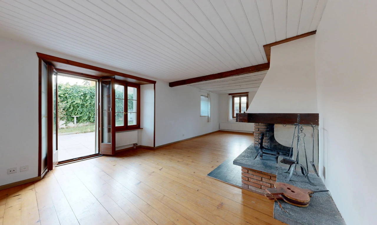 pièce vide avec lumière naturelle, cloison sèche, drywall, inside property, et high end ceiling