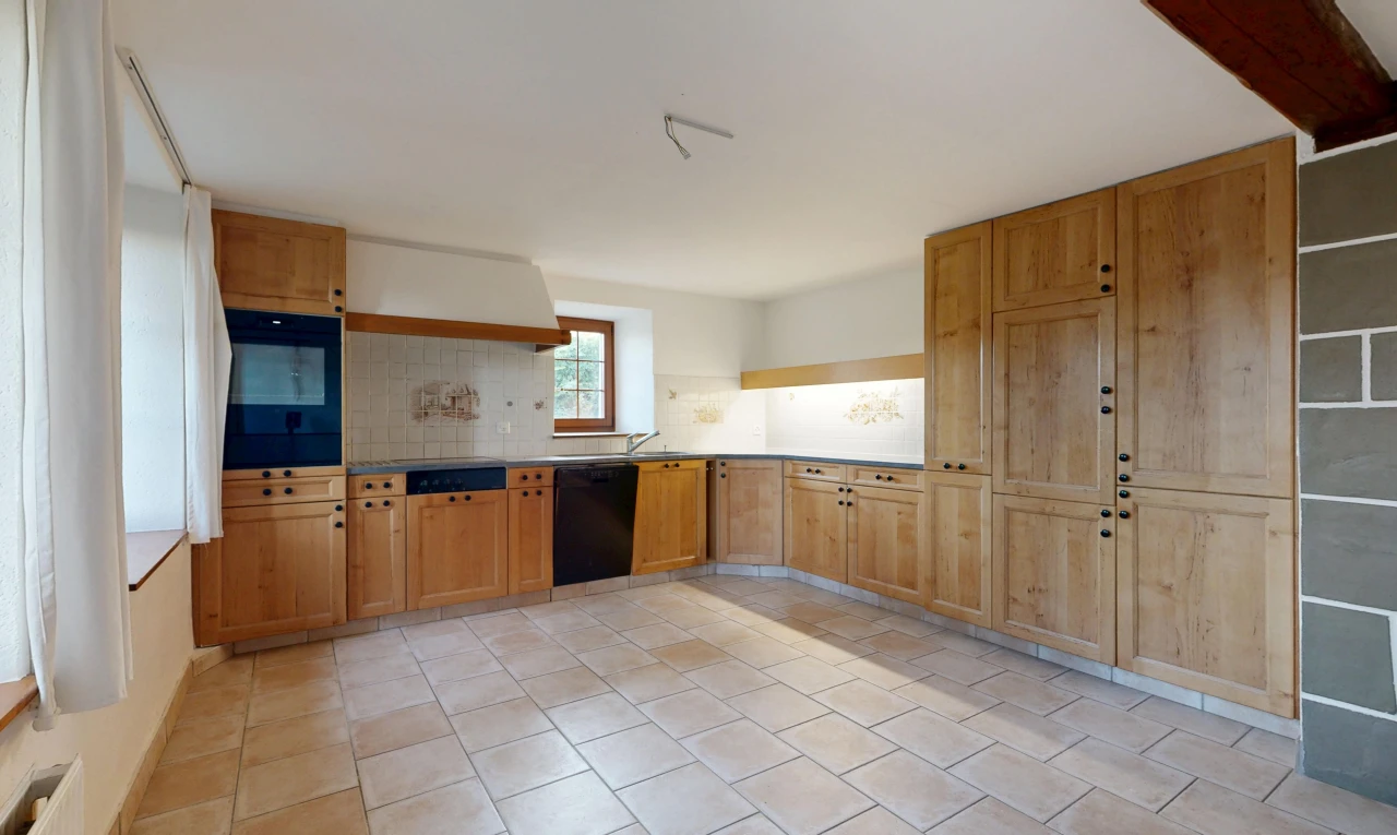 cuisine avec armoires de style shaker, shaker cabinets, four, light floor, et lave-vaisselle