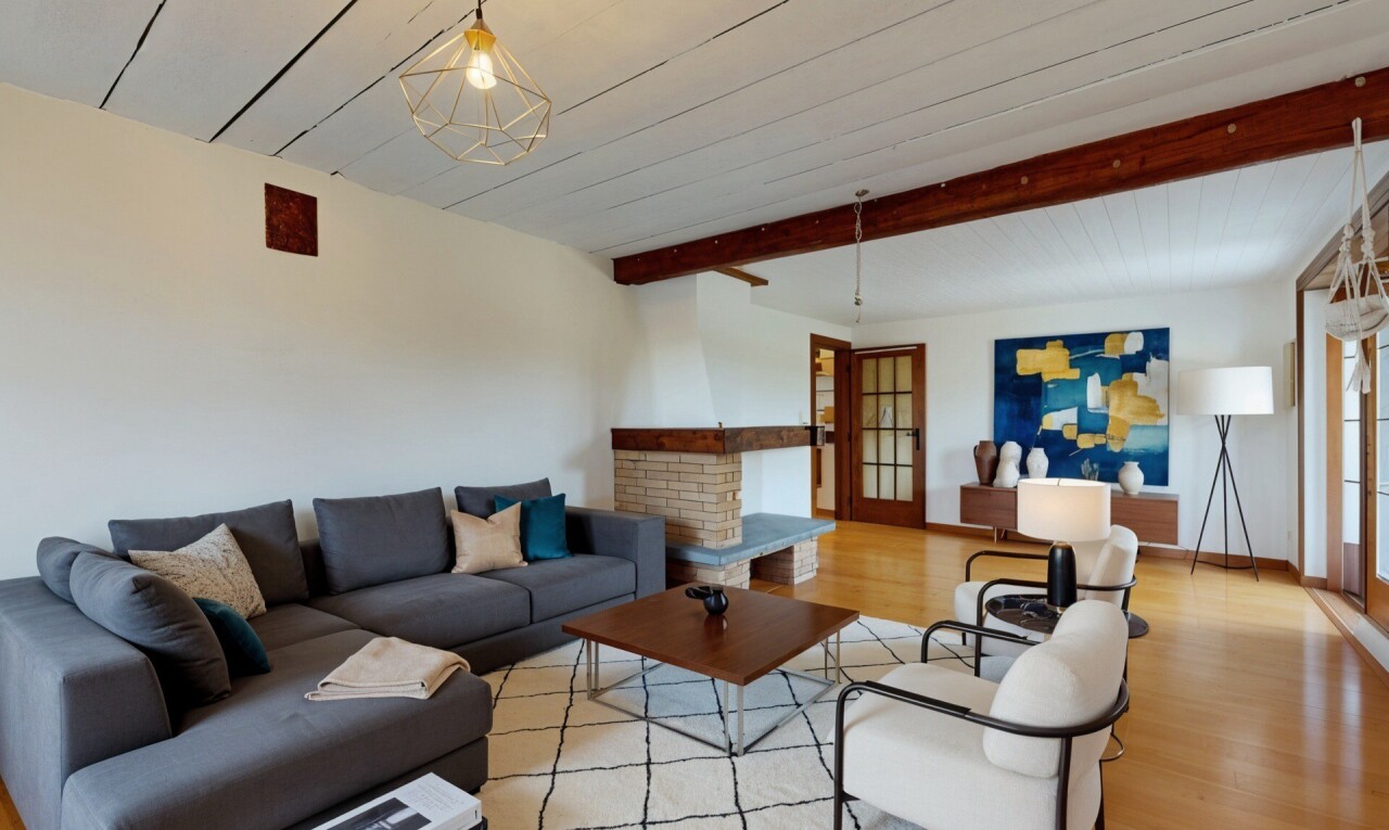 salon / salle à manger avec plafond à poutres, beamed ceiling, inside property, cloison sèche, et drywall