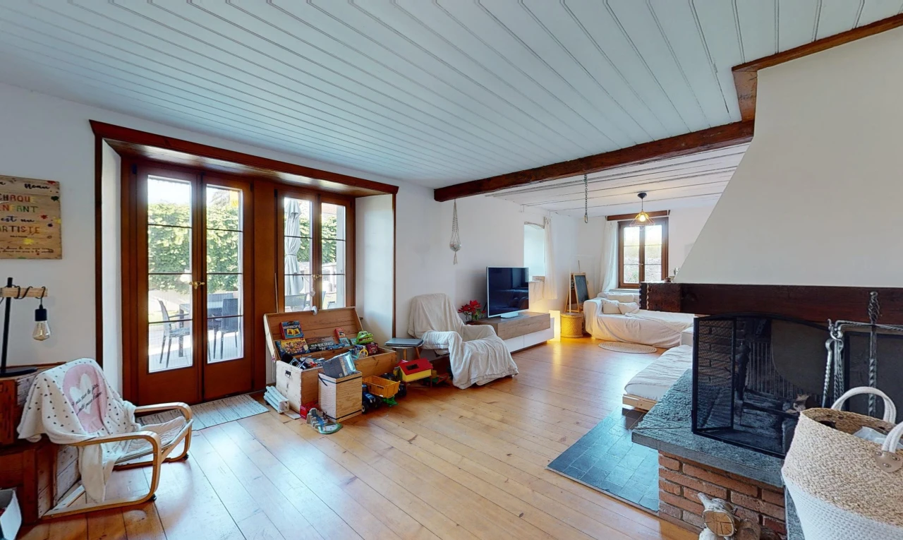 salon avec portes-fenêtres, lumière naturelle, natural light, inside property, et sol en finition bois