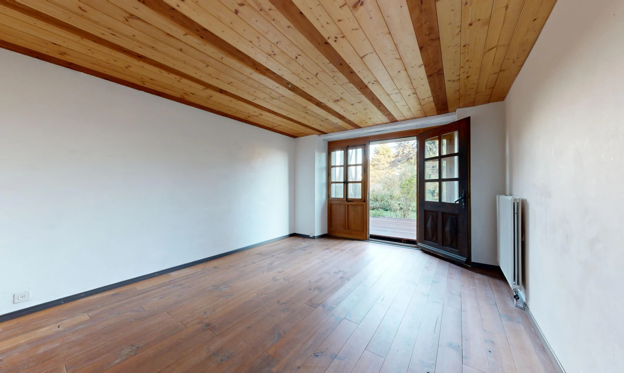 pièce vide avec plafond en bois, wood ceiling, accès à l'extérieur, high end ceiling, et radiateur