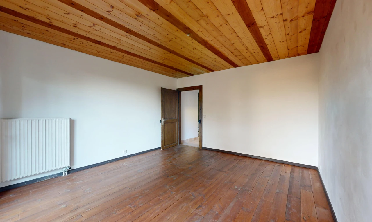 pièce vide avec radiateur, plafond en bois, wood ceiling, sol en finition bois, et wood finish floor