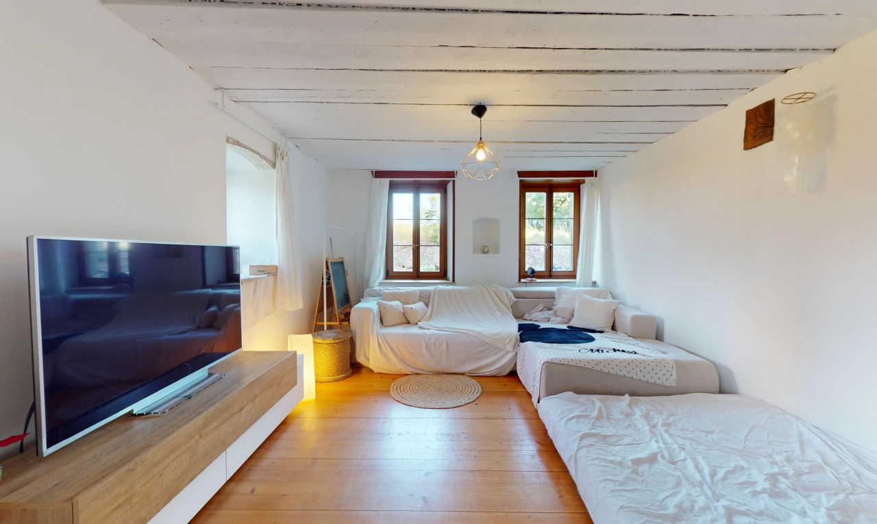 salon avec télévision, inside property, cloison sèche, drywall, et lumière naturelle