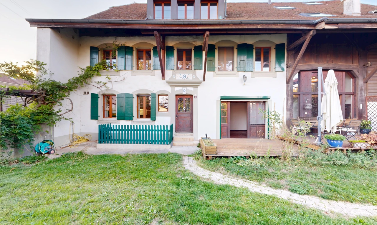 façade avec pelouse et property visible