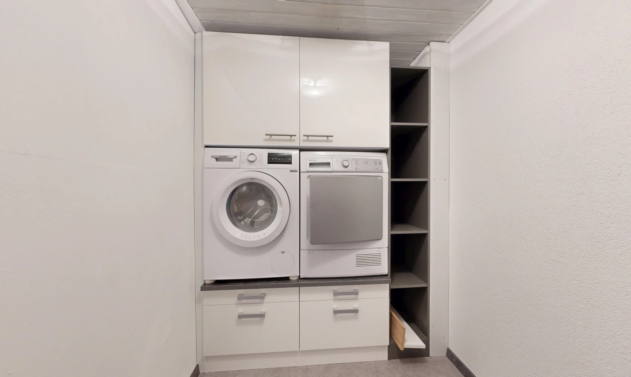 buanderie avec inside property et light floor
