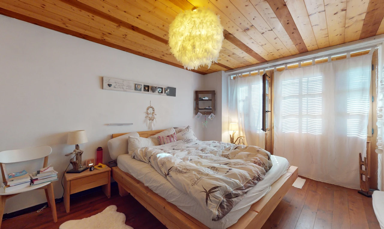 chambre avec plafond en bois, wood ceiling, inside property, lumière naturelle, et natural light