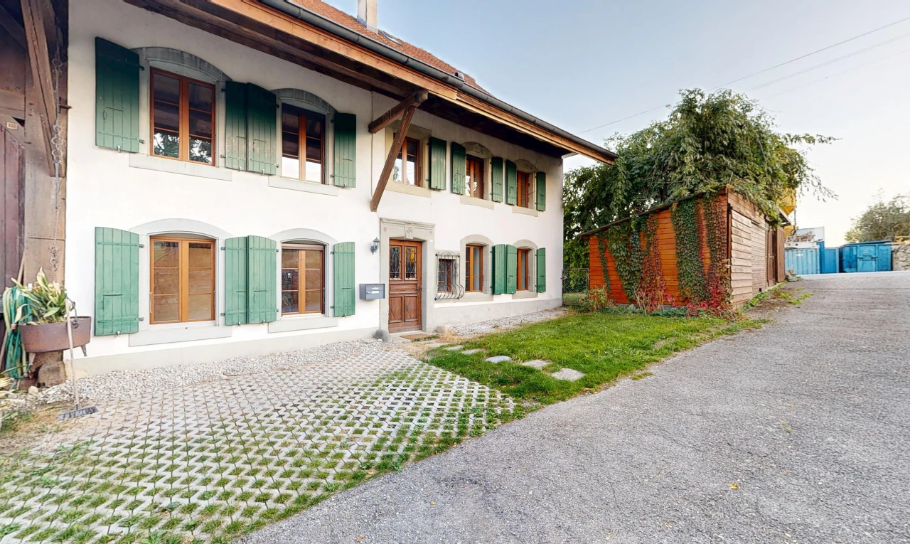 façade avec property visible, bardage en stuc, et day time