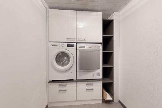 buanderie avec inside property et light floor