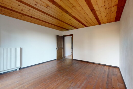 pièce vide avec radiateur, plafond en bois, wood ceiling, sol en finition bois, et wood finish floor
