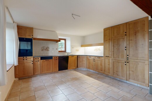 cuisine avec armoires de style shaker, shaker cabinets, four, light floor, et lave-vaisselle