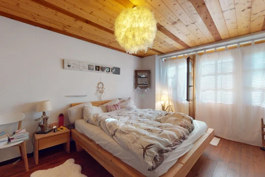 chambre avec plafond en bois, wood ceiling, inside property, lumière naturelle, et natural light