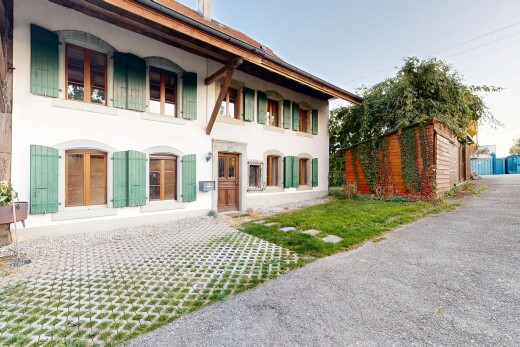 façade avec property visible, bardage en stuc, et day time