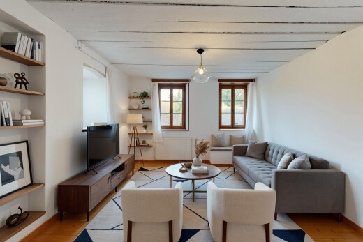 salon avec télévision, inside property, cloison sèche, drywall, et lumière naturelle