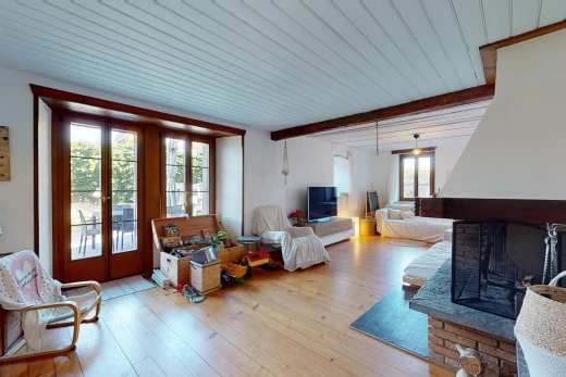 salon avec portes-fenêtres, lumière naturelle, natural light, inside property, et sol en finition bois