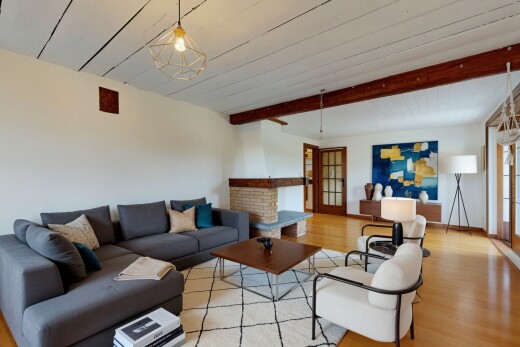 salon / salle à manger avec plafond à poutres, beamed ceiling, inside property, cloison sèche, et drywall