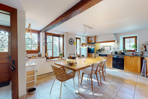 cuisine avec lumière naturelle, natural light, inside property, lave-vaisselle, et radiateur