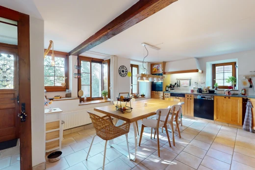 cuisine avec lumière naturelle, natural light, inside property, lave-vaisselle, et radiateur