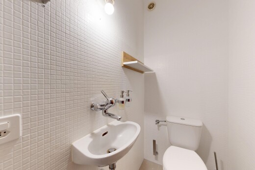 salle de bains avec évier, toilette, mur en carrelage, tile wall, et inside property