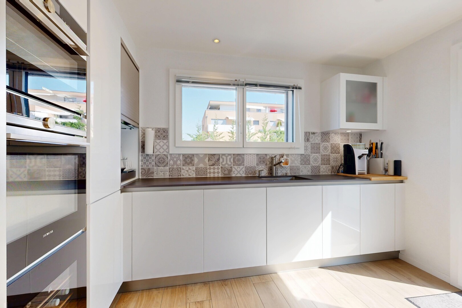 cuisine avec glass insert cabinets, armoires avec insert en verre, four, white cabinets, et armoires blanches