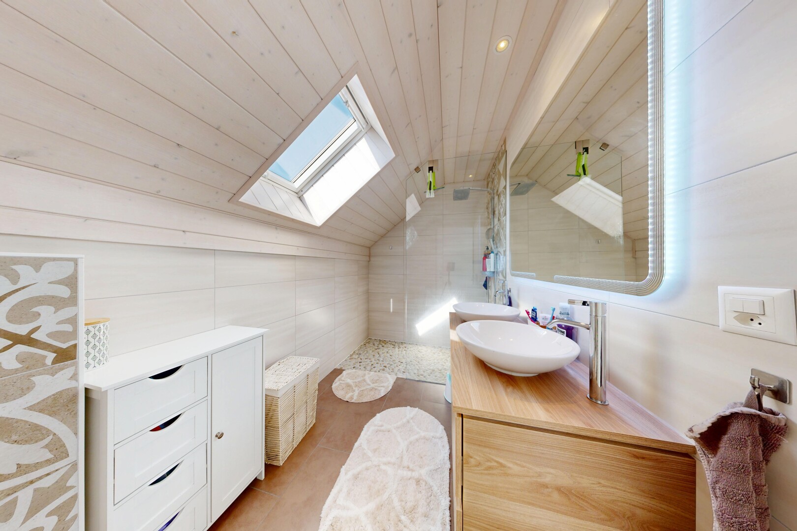 salle de bains avec puits de lumière, douche, salle de bain complète, miroir, et évier