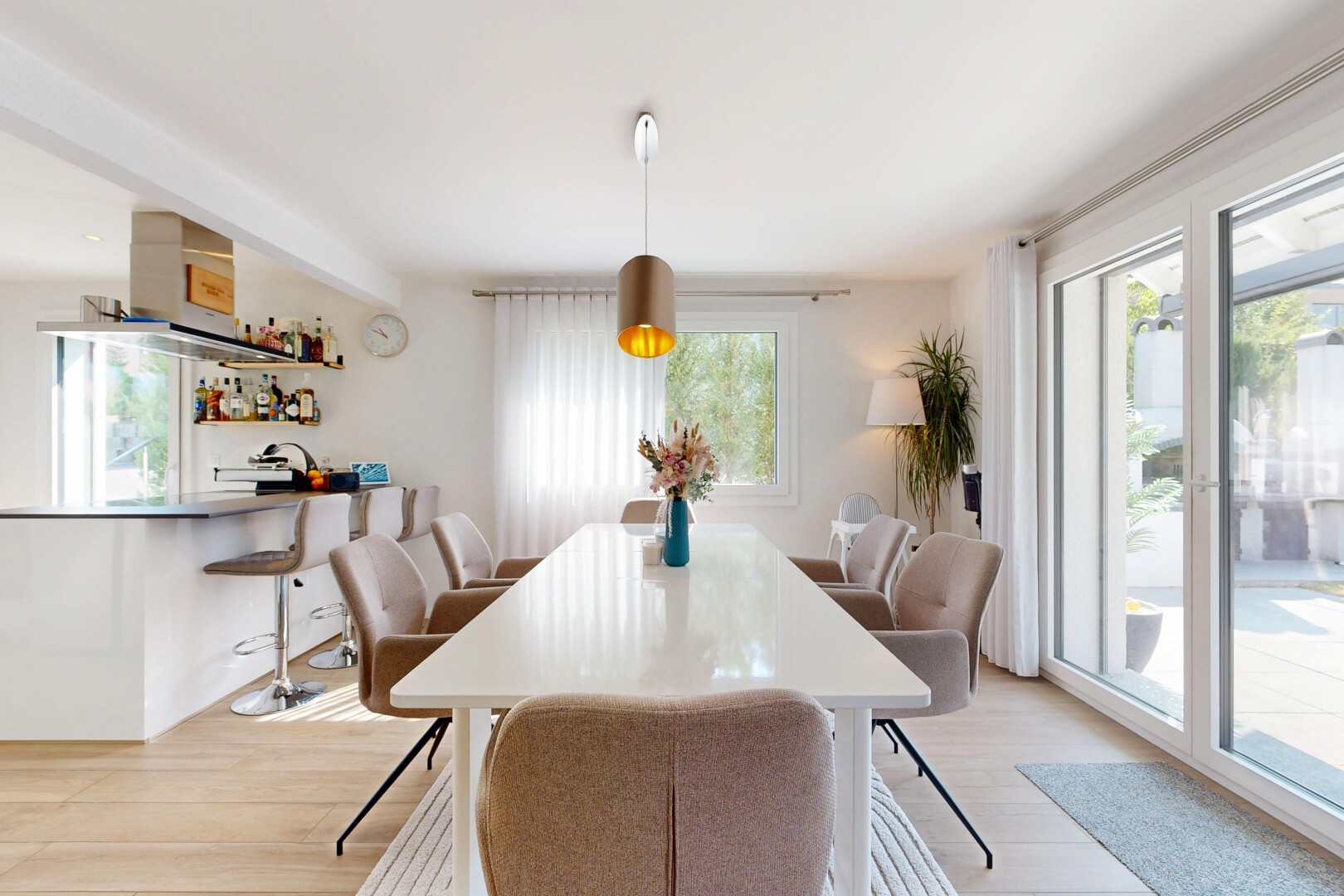 salle à manger avec éclairage suspendu, sol en finition bois, wood finish floor, light floor, et cloison sèche