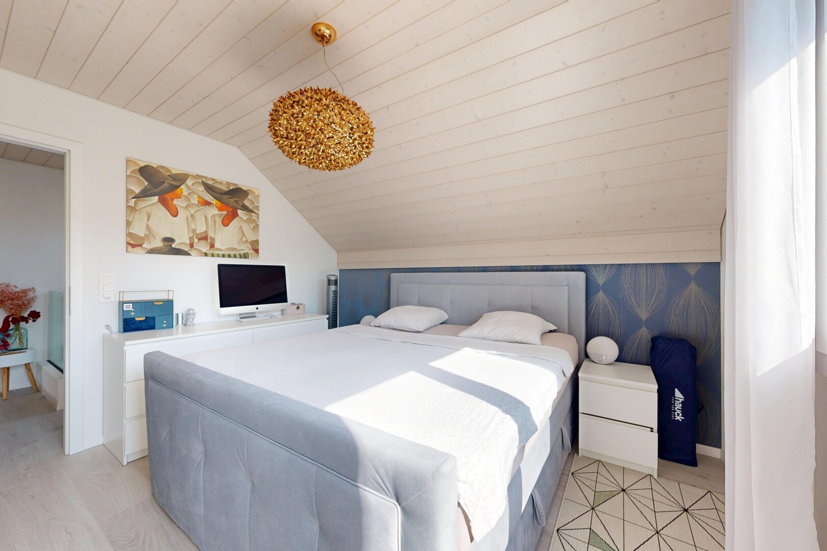 chambre avec plafond voûté, vaulted ceiling, pièce supplémentaire, télévision, et plafond en bois