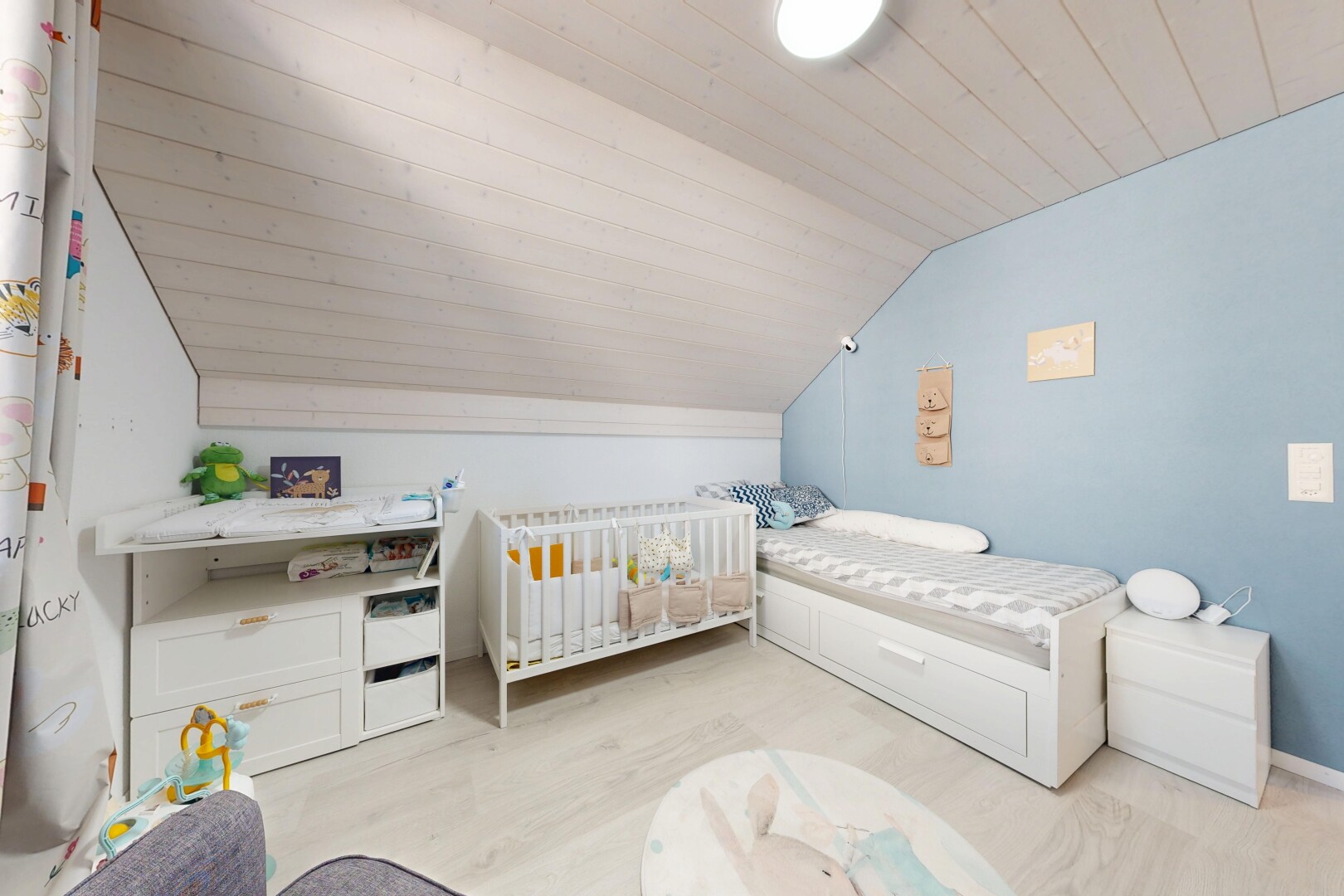 chambre avec pièce supplémentaire, drywall, cloison sèche, wood finish floor, et sol en finition bois