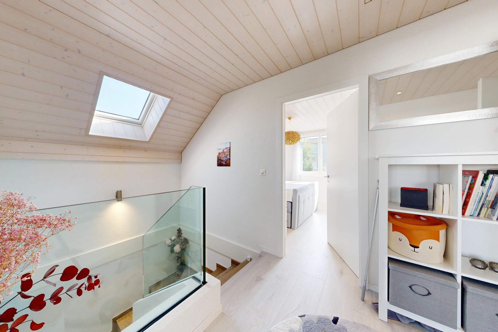couloir avec puits de lumière, escaliers, drywall, cloison sèche, et wood ceiling