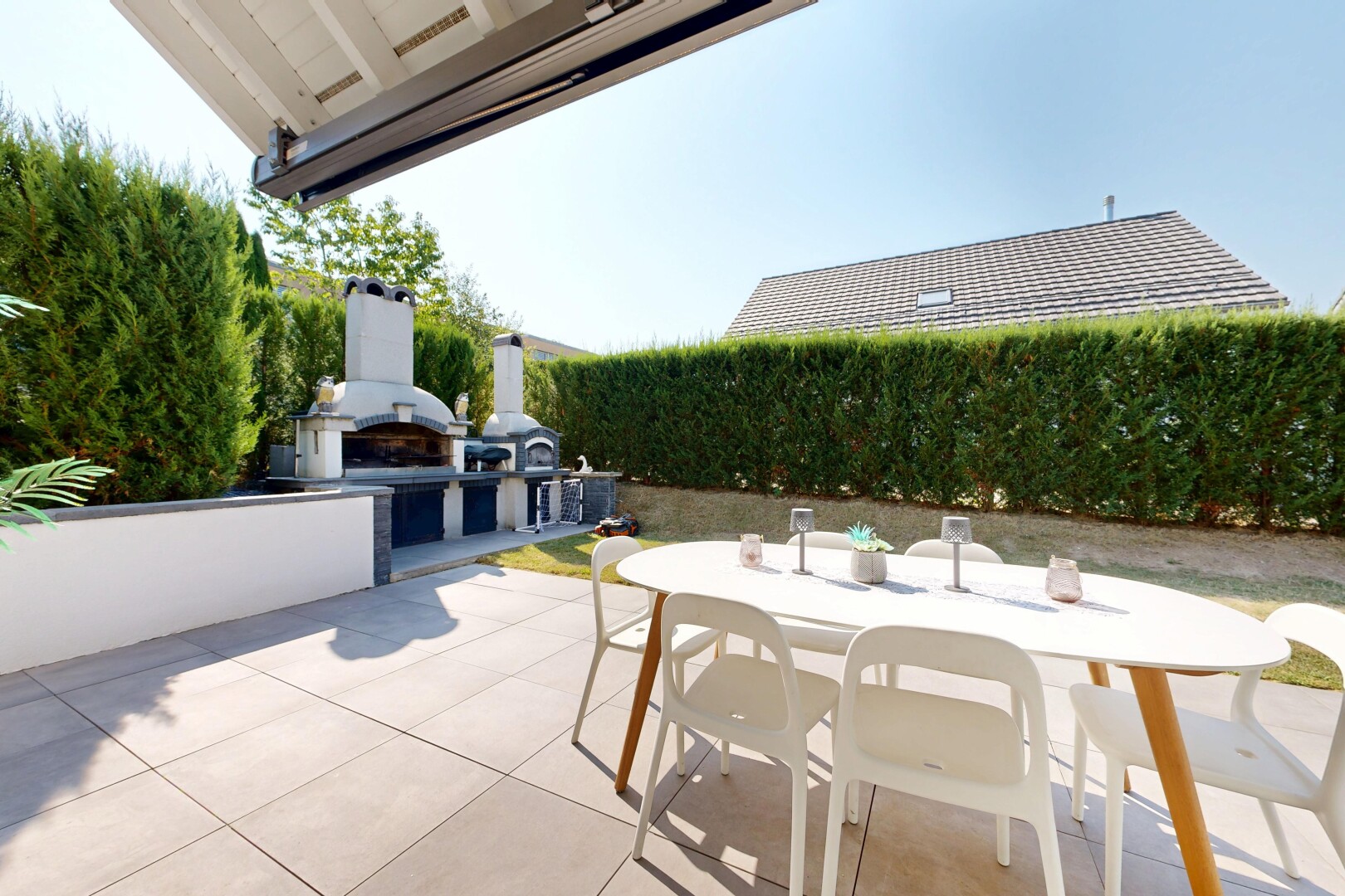 terrasse avec terrasse, coin repas extérieur, day time, et from property