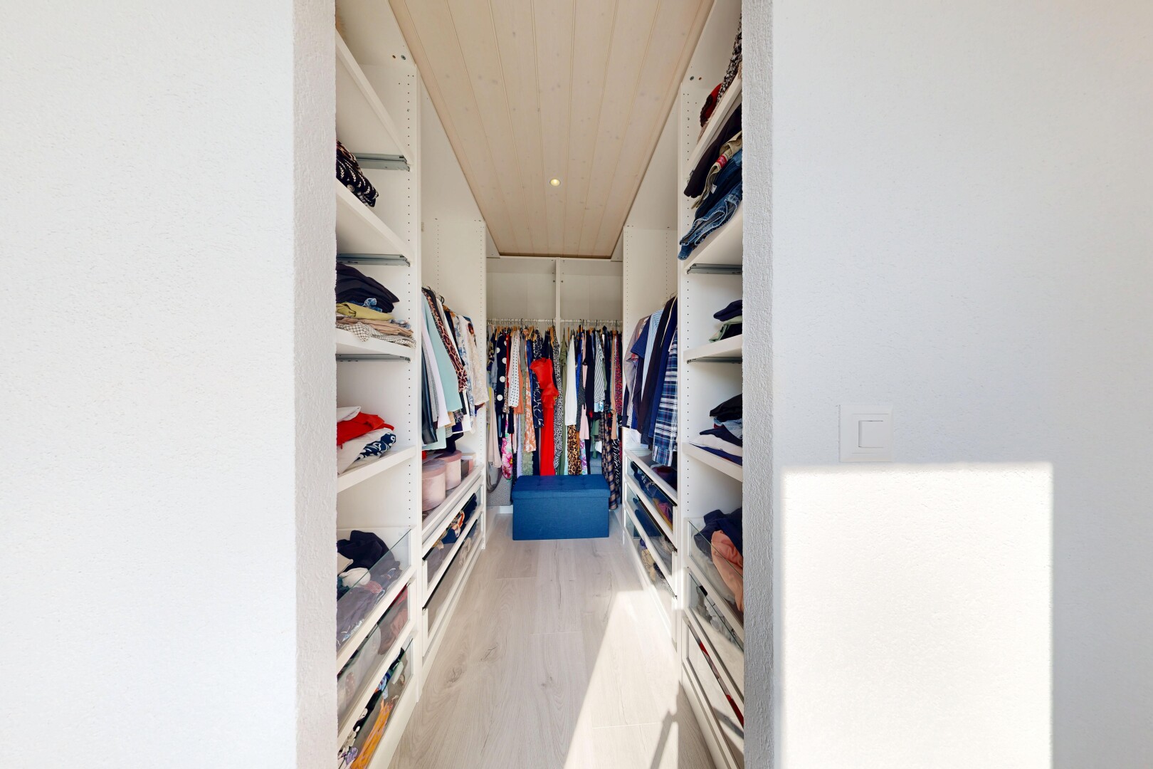 dressing avec dressing, light floor, wood finish floor, et sol en finition bois