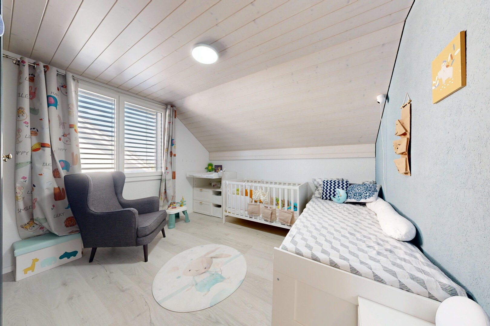 chambre avec nursery, vaulted ceiling, plafond voûté, wood finish floor, et sol en finition bois