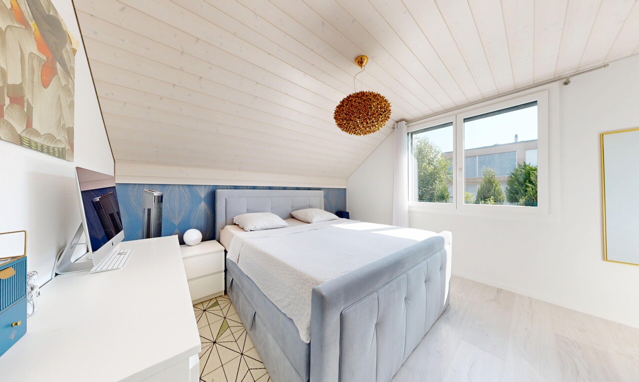 chambre avec pièce supplémentaire, cloison sèche, drywall, light floor, et inside property