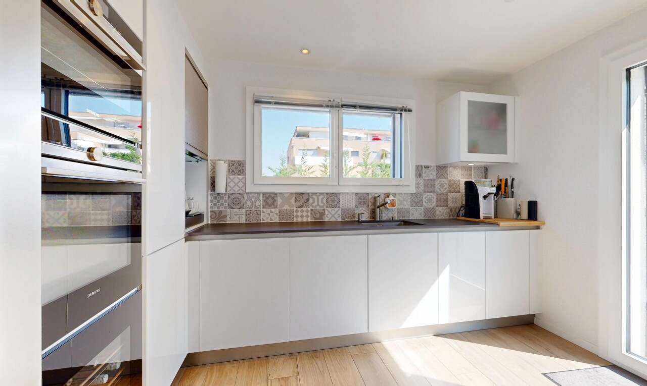 cuisine avec glass insert cabinets, armoires avec insert en verre, four, white cabinets, et armoires blanches