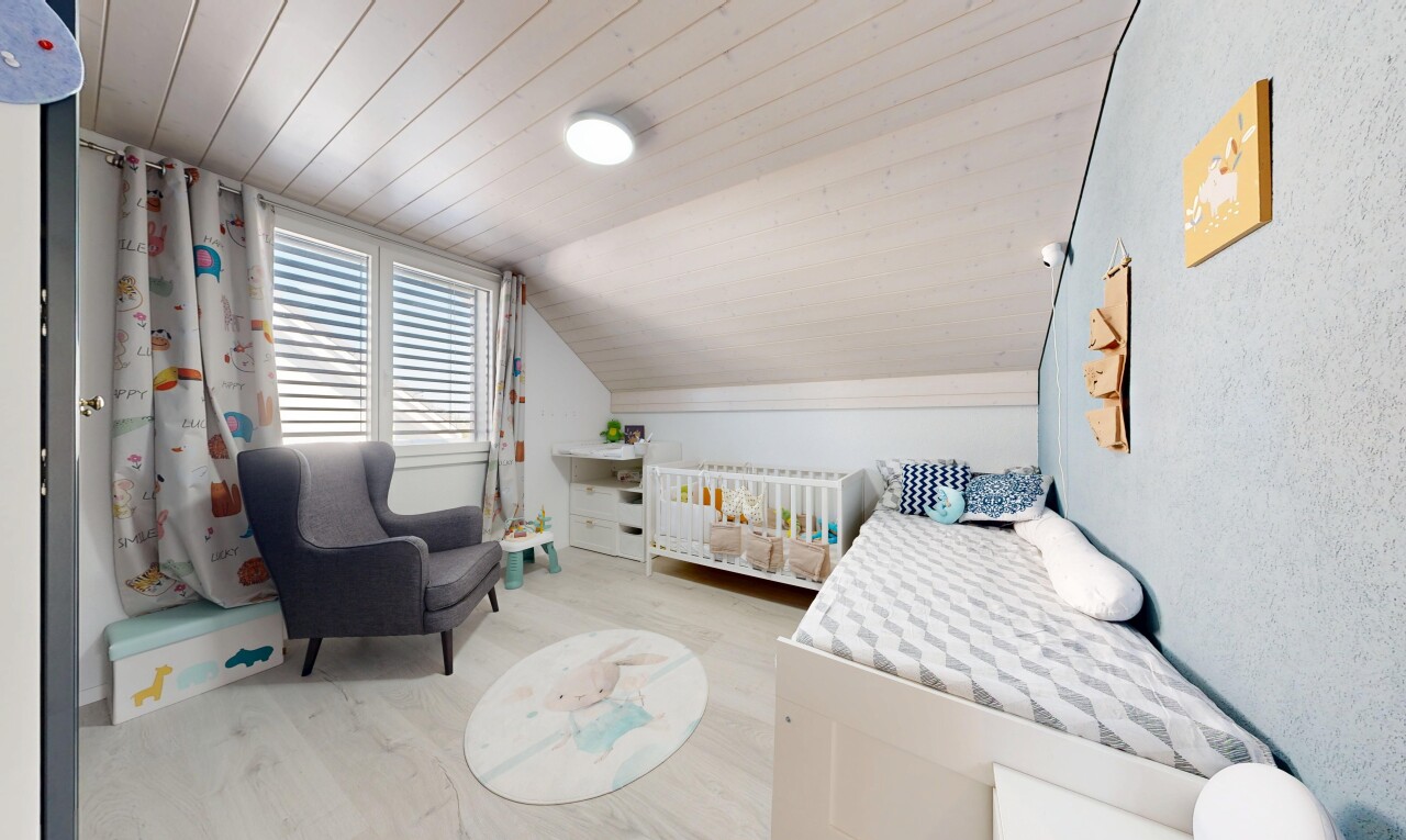 chambre avec nursery, vaulted ceiling, plafond voûté, wood finish floor, et sol en finition bois