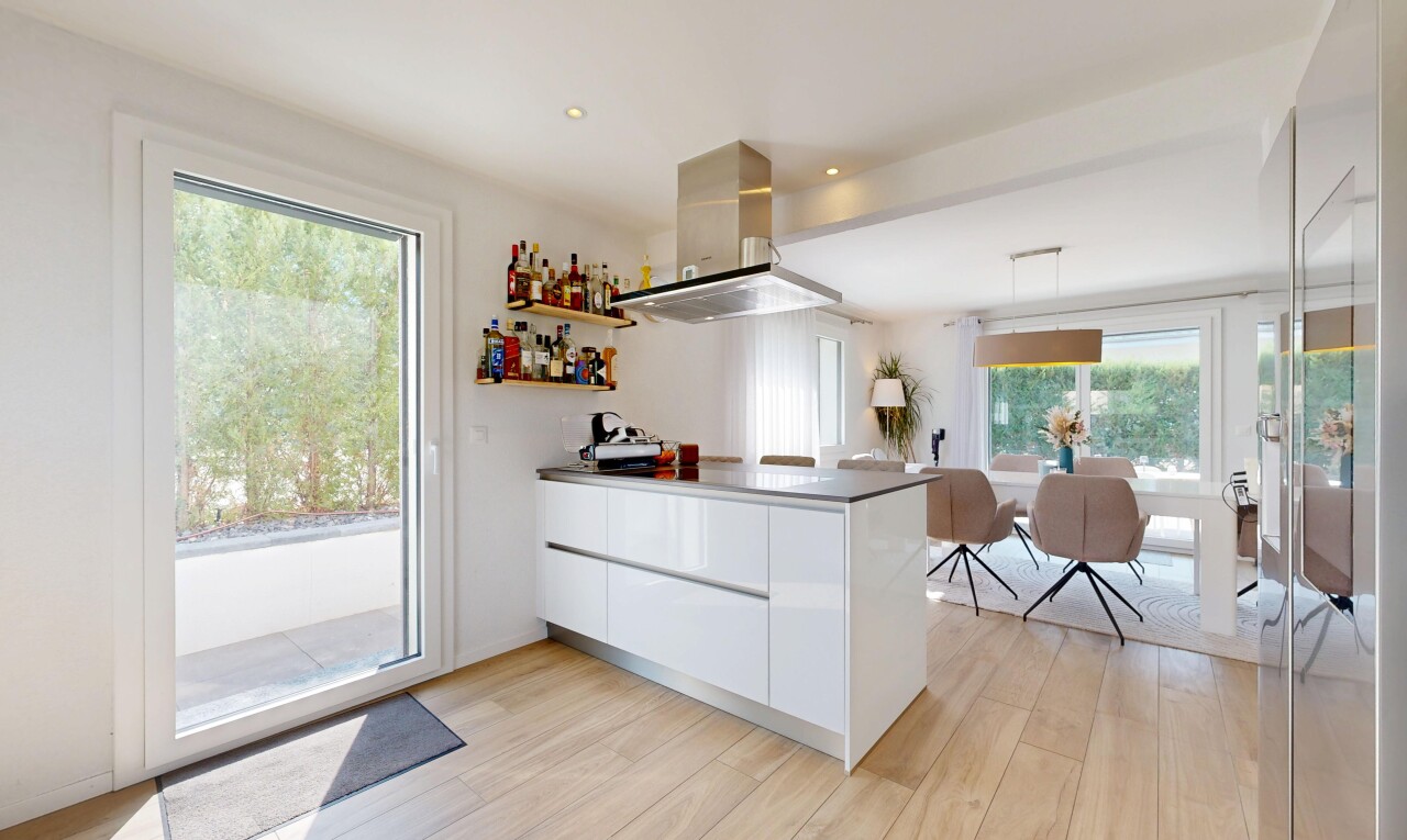 cuisine avec hotte, flat panel cabinets, armoires à panneau plat, kitchen peninsula, et péninsule de cuisine