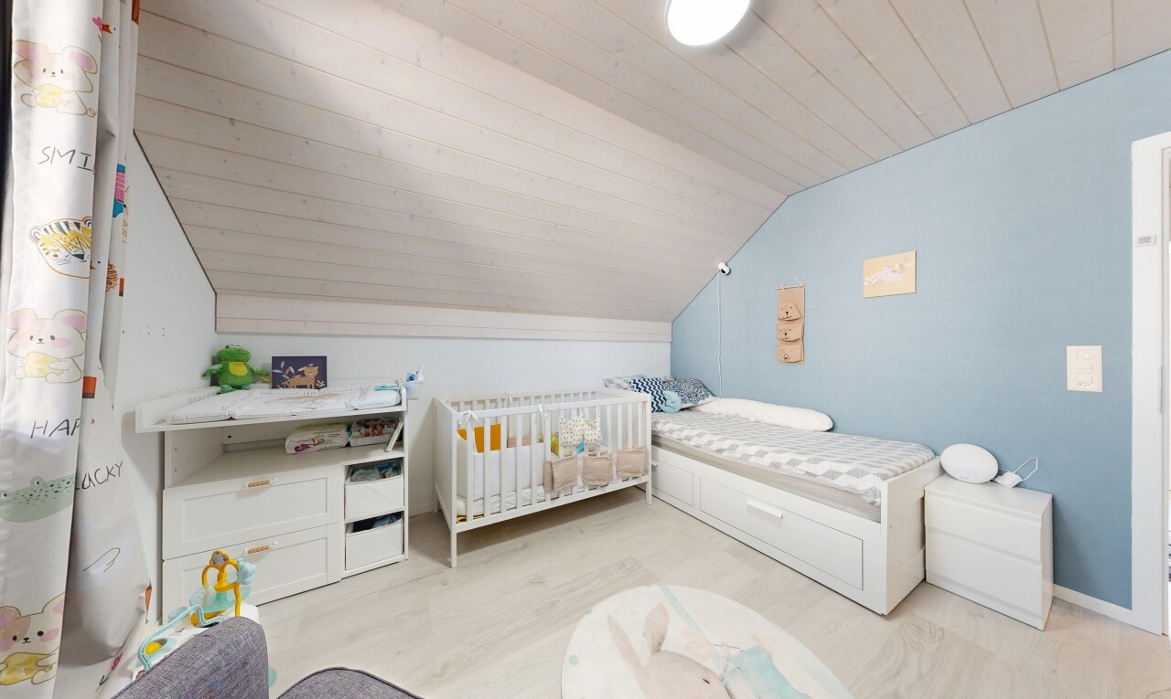 chambre avec pièce supplémentaire, drywall, cloison sèche, wood finish floor, et sol en finition bois