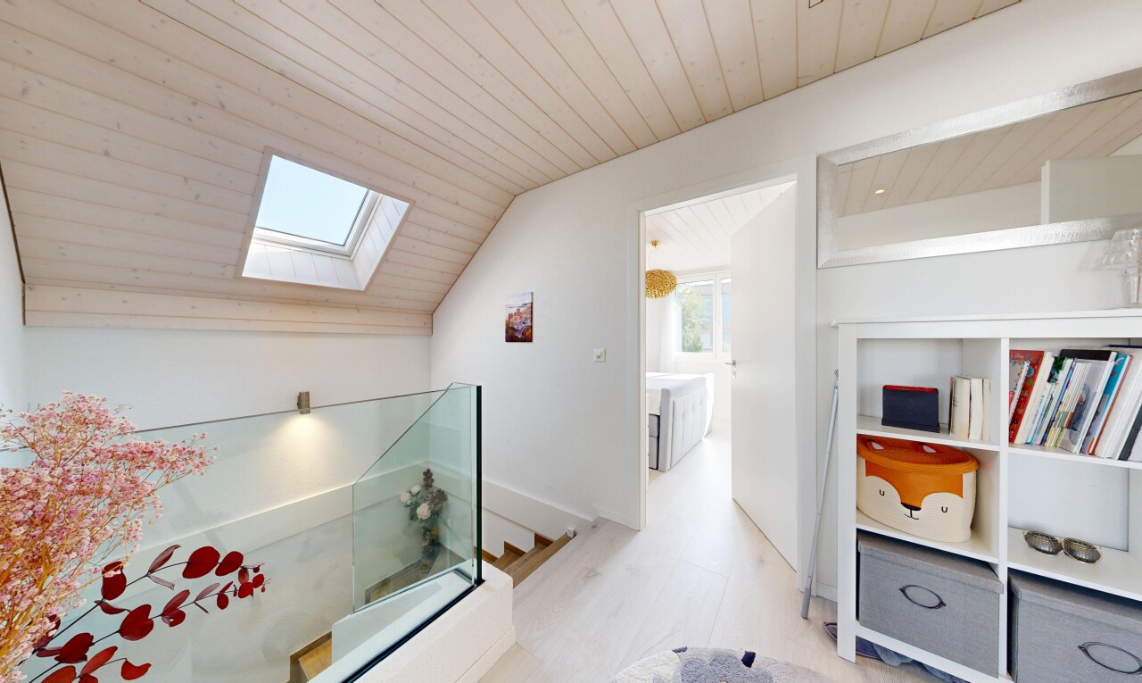 couloir avec puits de lumière, escaliers, drywall, cloison sèche, et wood ceiling