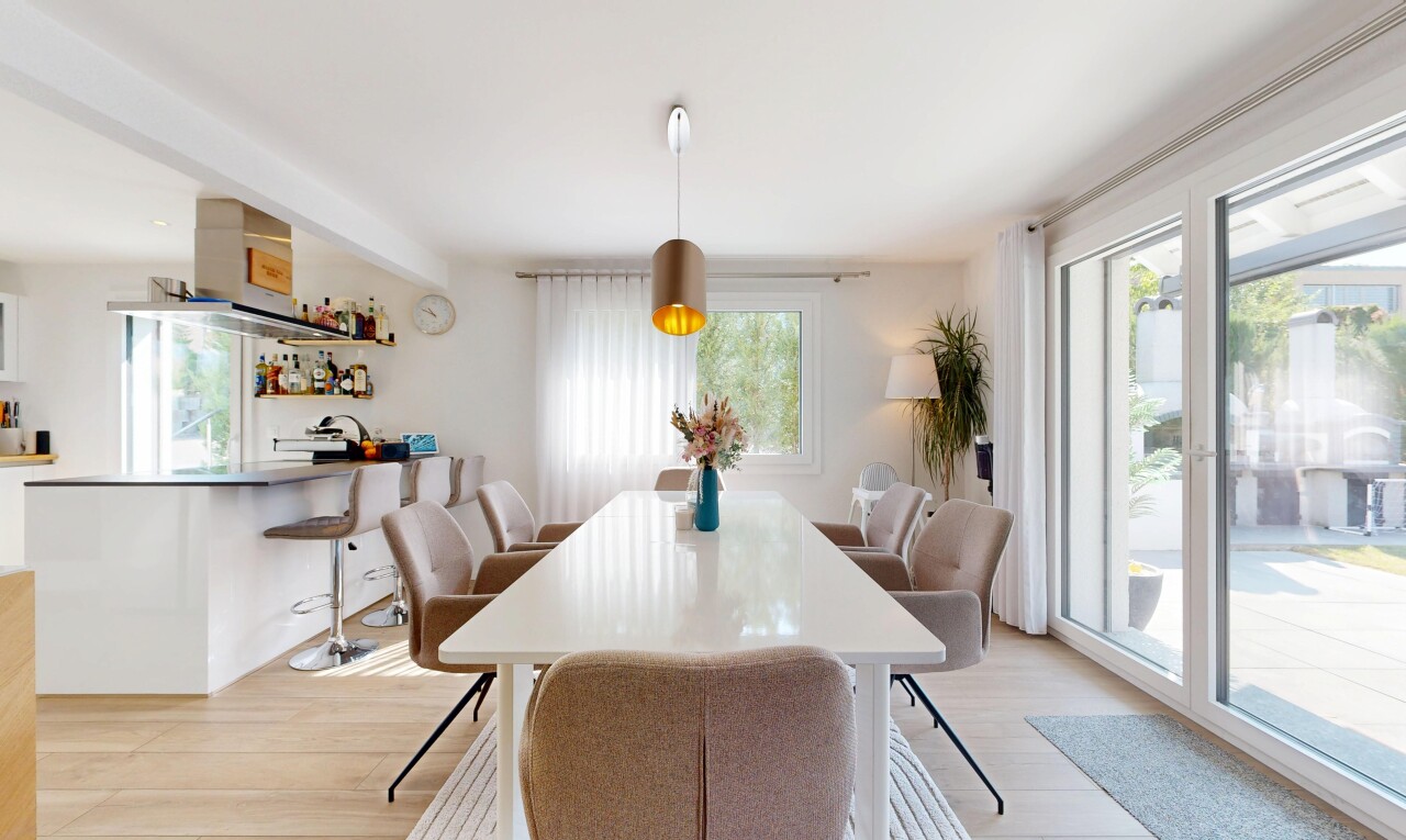 salle à manger avec éclairage suspendu, sol en finition bois, wood finish floor, light floor, et cloison sèche