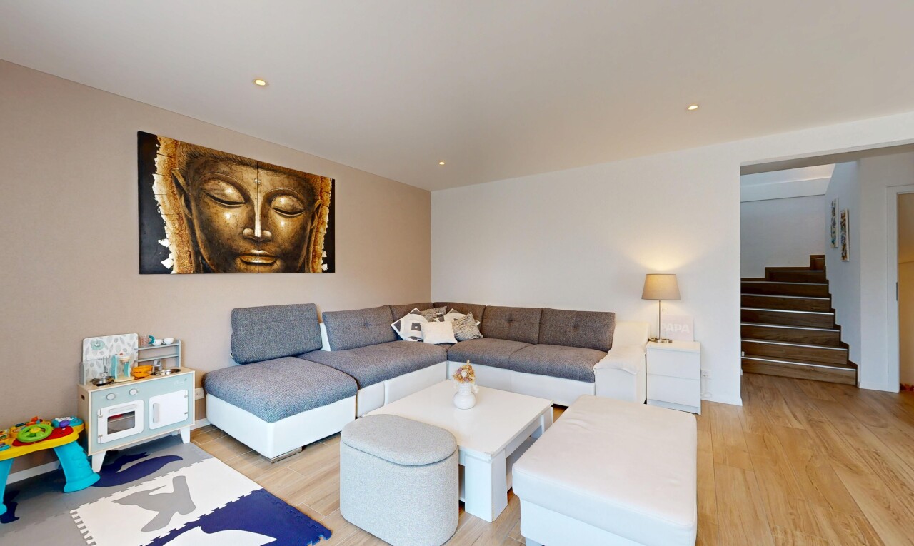 salon avec wood finish stairs, escaliers, drywall, cloison sèche, et wood finish floor