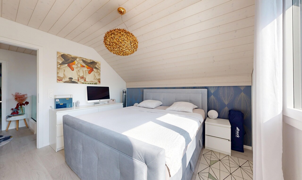 chambre avec plafond voûté, vaulted ceiling, pièce supplémentaire, télévision, et plafond en bois