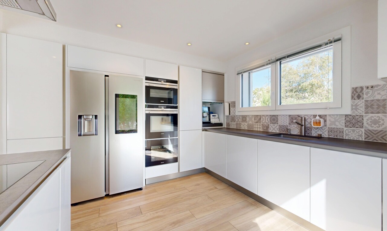 cuisine avec light floor, white cabinets, armoires blanches, backsplash, et dosseret