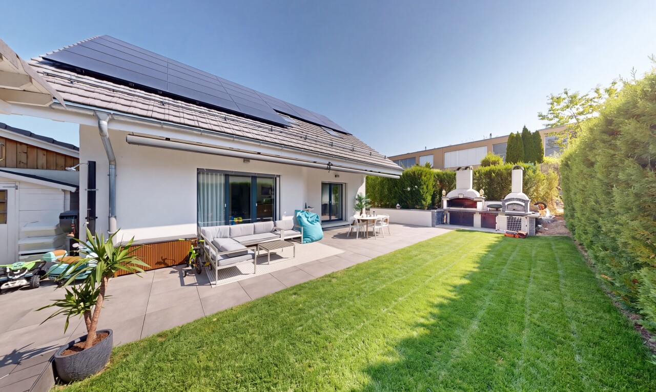 terrasse avec property visible, panneaux solaires, from property, pelouse, et day time