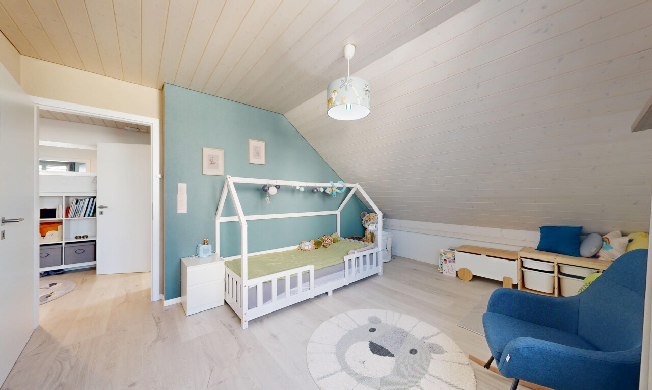 chambre avec sol en finition bois, wood finish floor, plafond voûté, vaulted ceiling, et cloison sèche