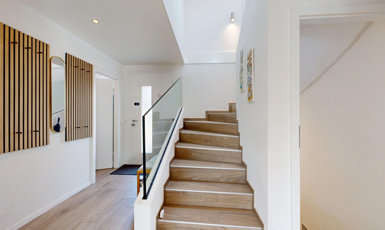 escaliers avec wood finish stairs, escaliers, wood finish floor, sol en finition bois, et inside property